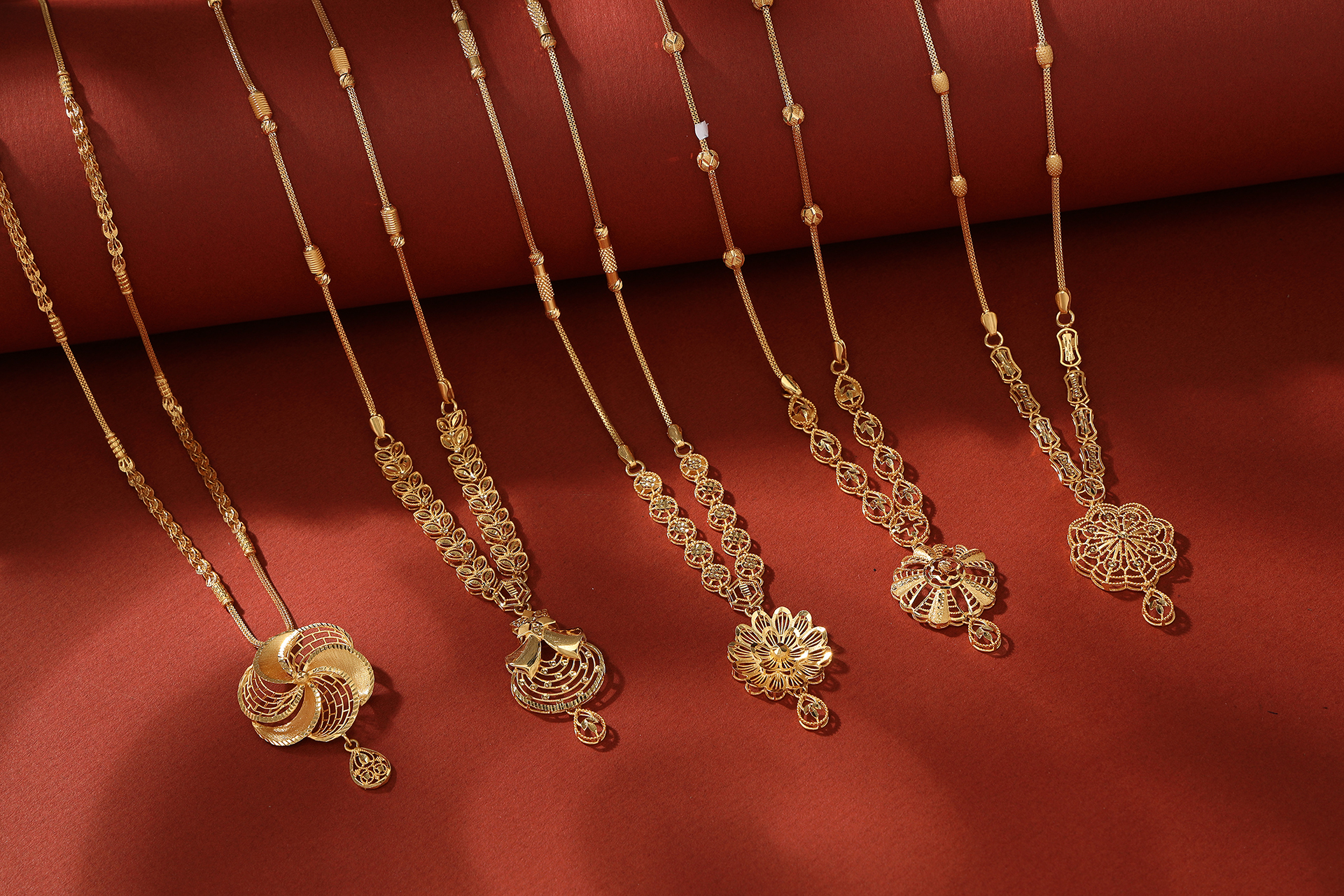 luxury gold chain product photography